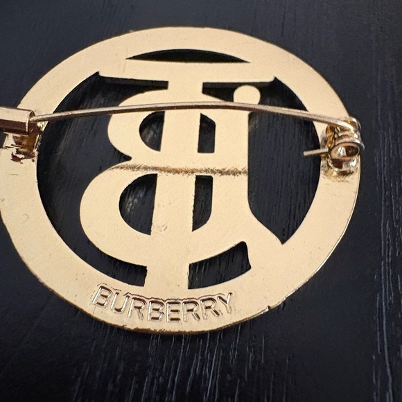 New Burberry Gold tone Brooch no box - Picture 4 of 4